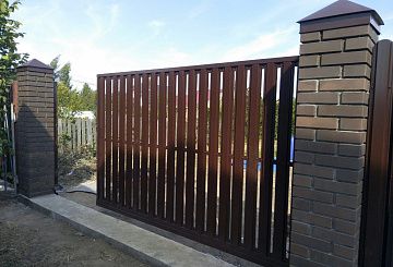 /zabory-iz-metallicheskogo-shtaketnika/otkatnye-vorota-evroshteketnik/