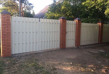 /zabory-iz-metallicheskogo-shtaketnika/raspashnie-vorota-evroshaketnika/